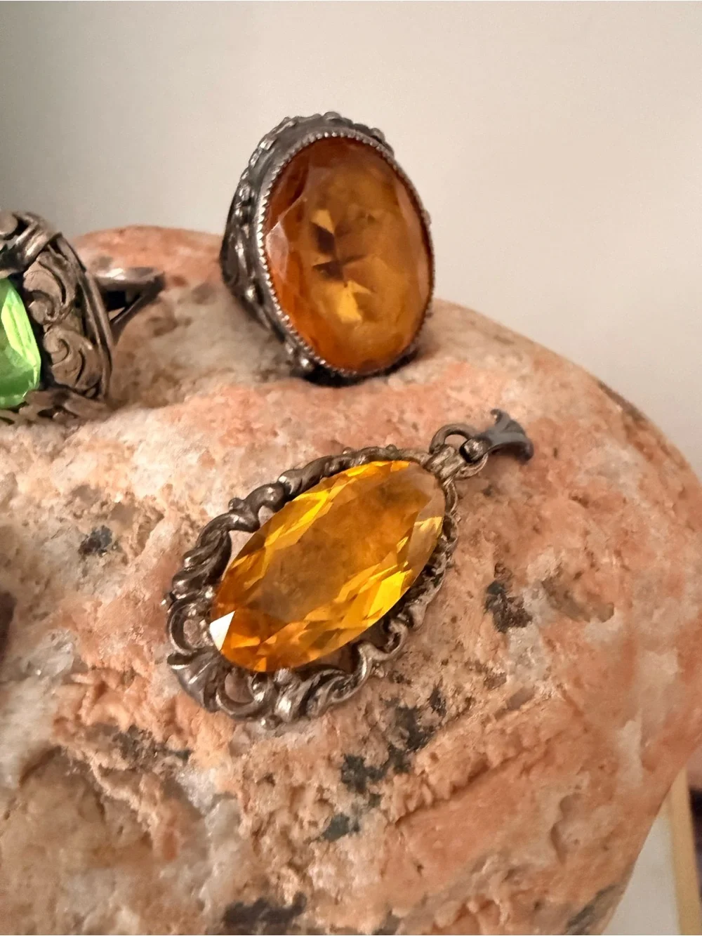 Vintage-Style Silver Ring, pendants with Amber, Blue and Green Faceted Stones